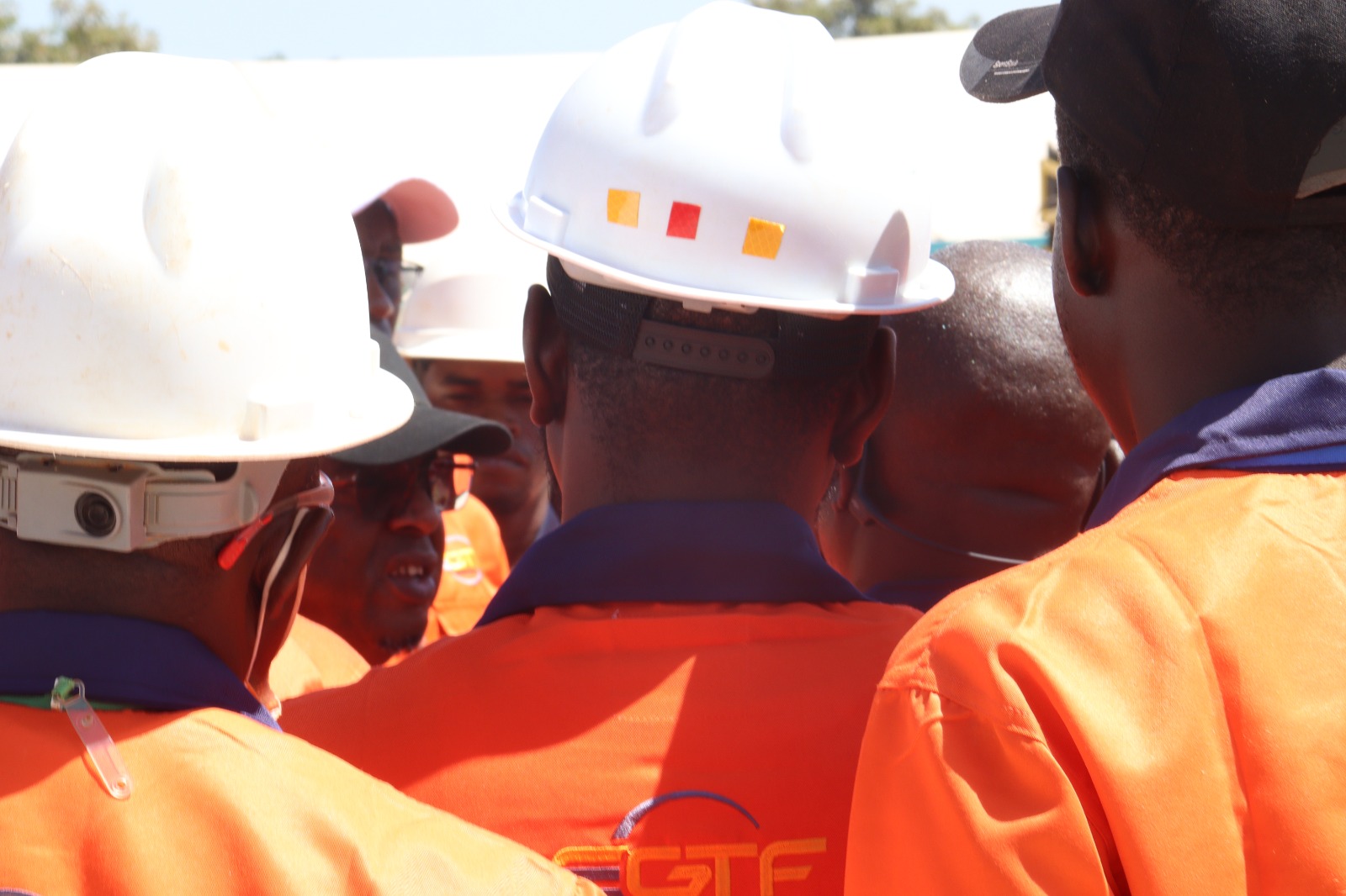Equipe avec casques de securite