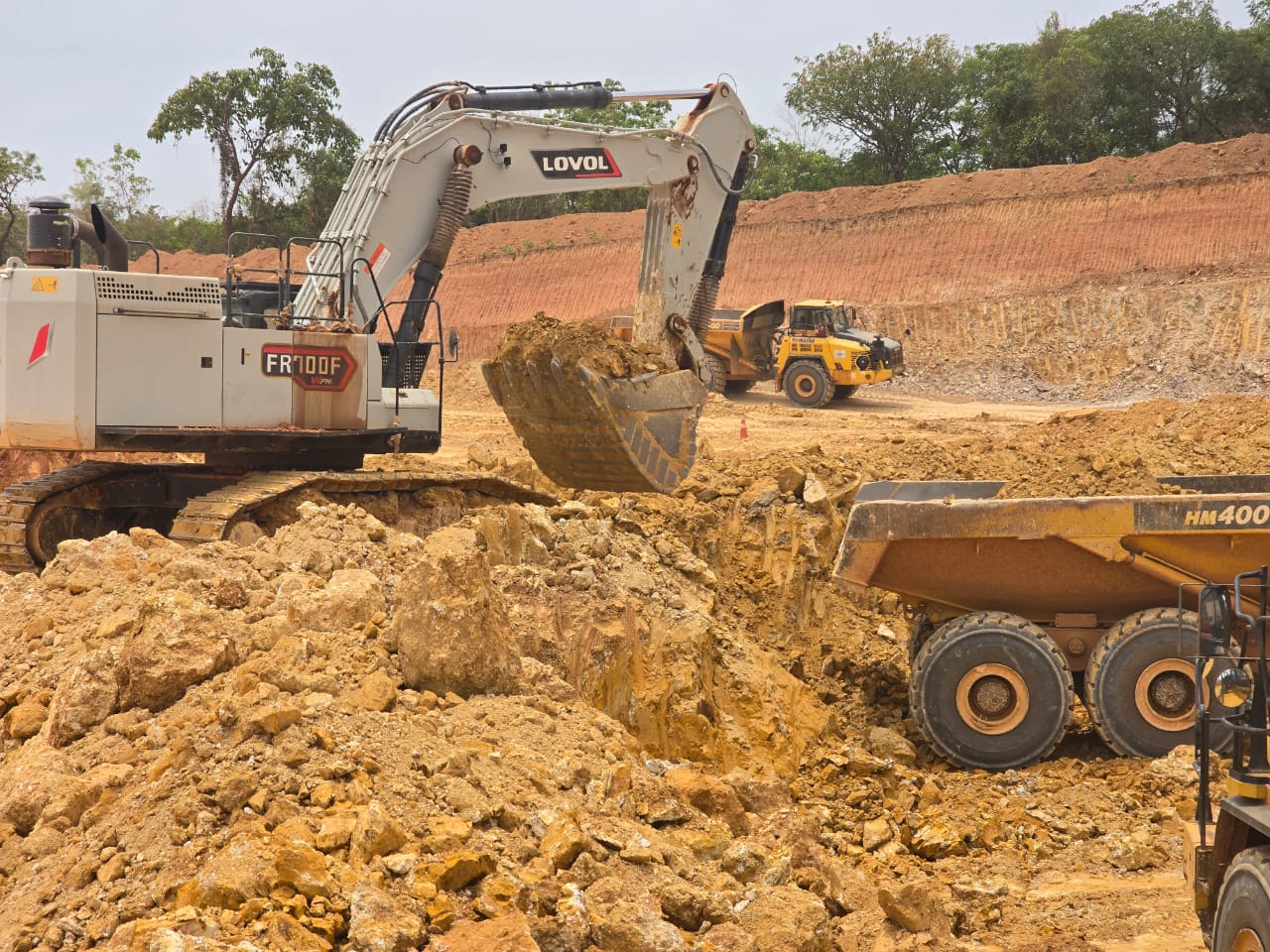 LOVOL FR1000F et Komatsu HM400