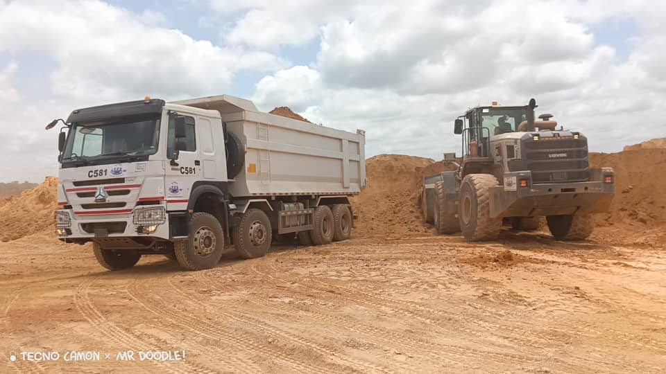 Chargement SINOTRUCK avec chargeuse LOVOL